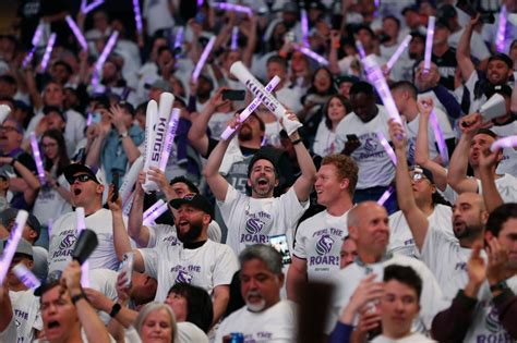 Warriors embrace cowbells and raucous Kings crowd in Sacramento